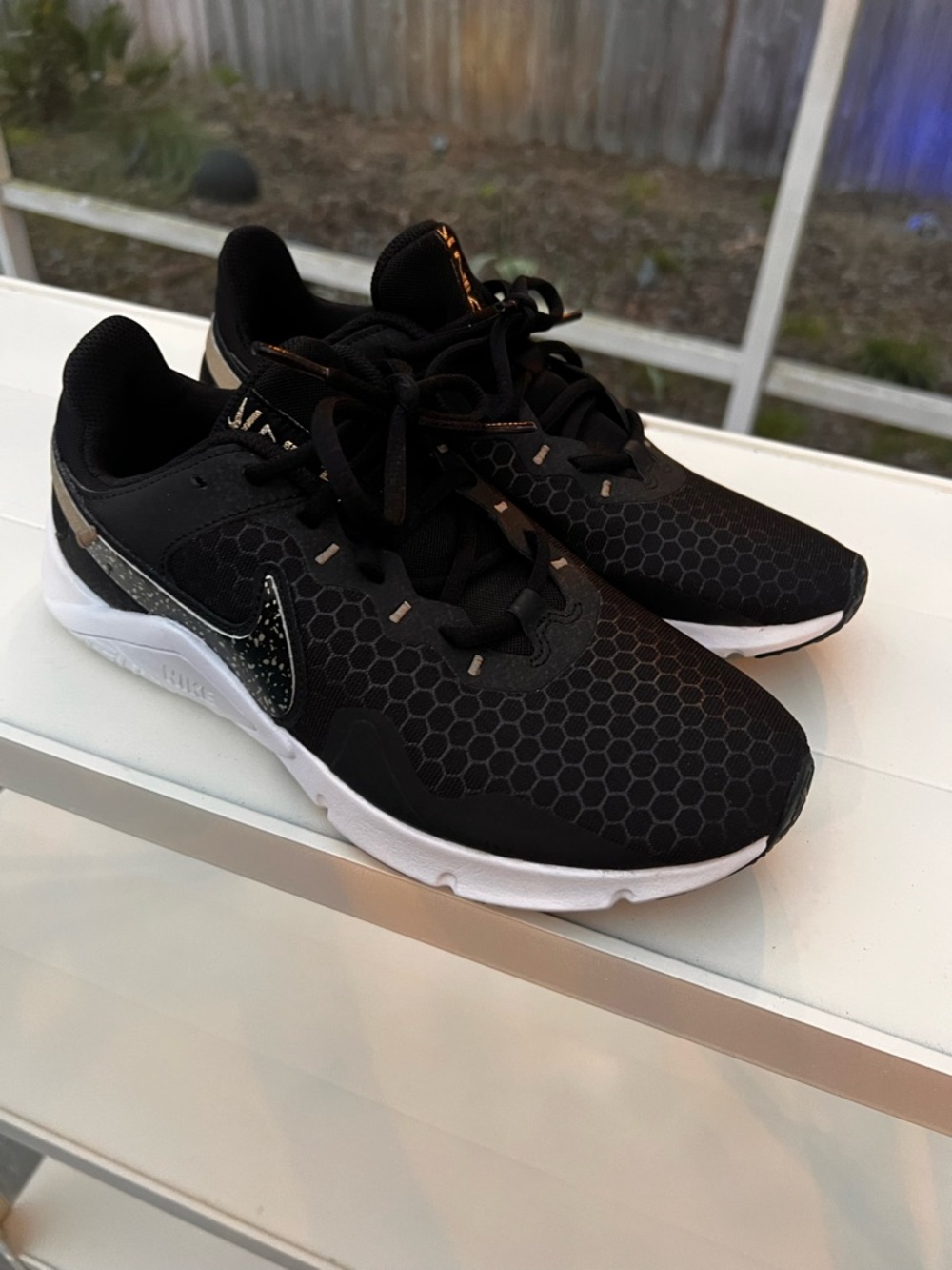 Nike Black NWOT Running Sneakers White Midsole Gold-Speckled Swoosh 8.5W Baddie - Picture 7 of 11